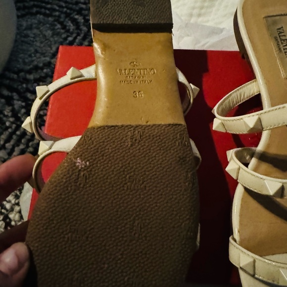 Valentino Garavani
Tonal Rockstud Flat Leather Slide Sandals - Picture 6 of 11